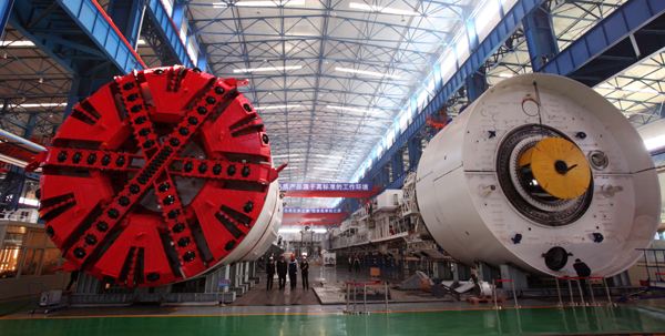 盾構(gòu)機(jī)大腦內(nèi)部控制核心是PLC控制系統(tǒng)，PLC控制系統(tǒng)有7個優(yōu)勢